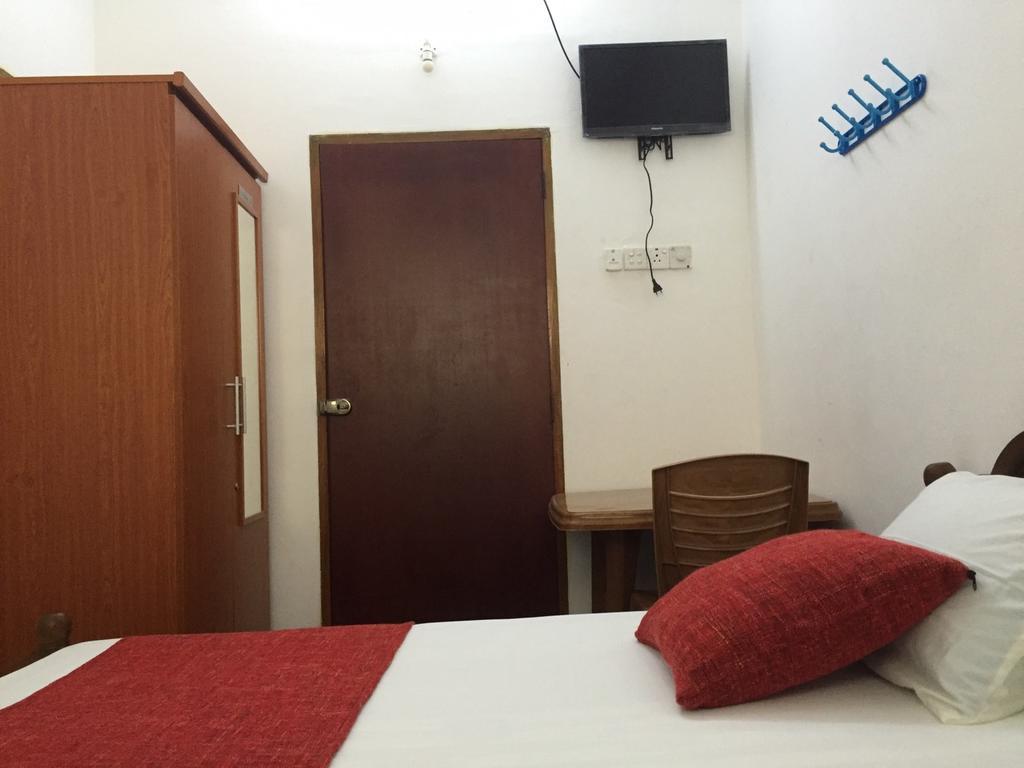 Yaarl Holiday Inn Jaffna Esterno foto