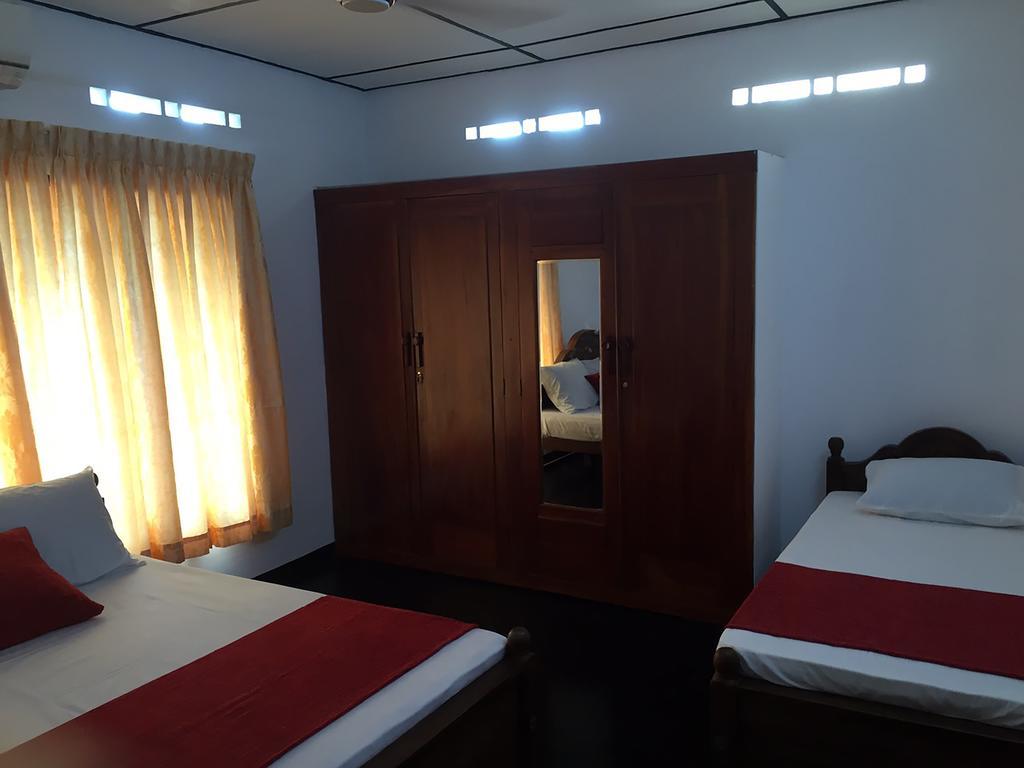 Yaarl Holiday Inn Jaffna Esterno foto