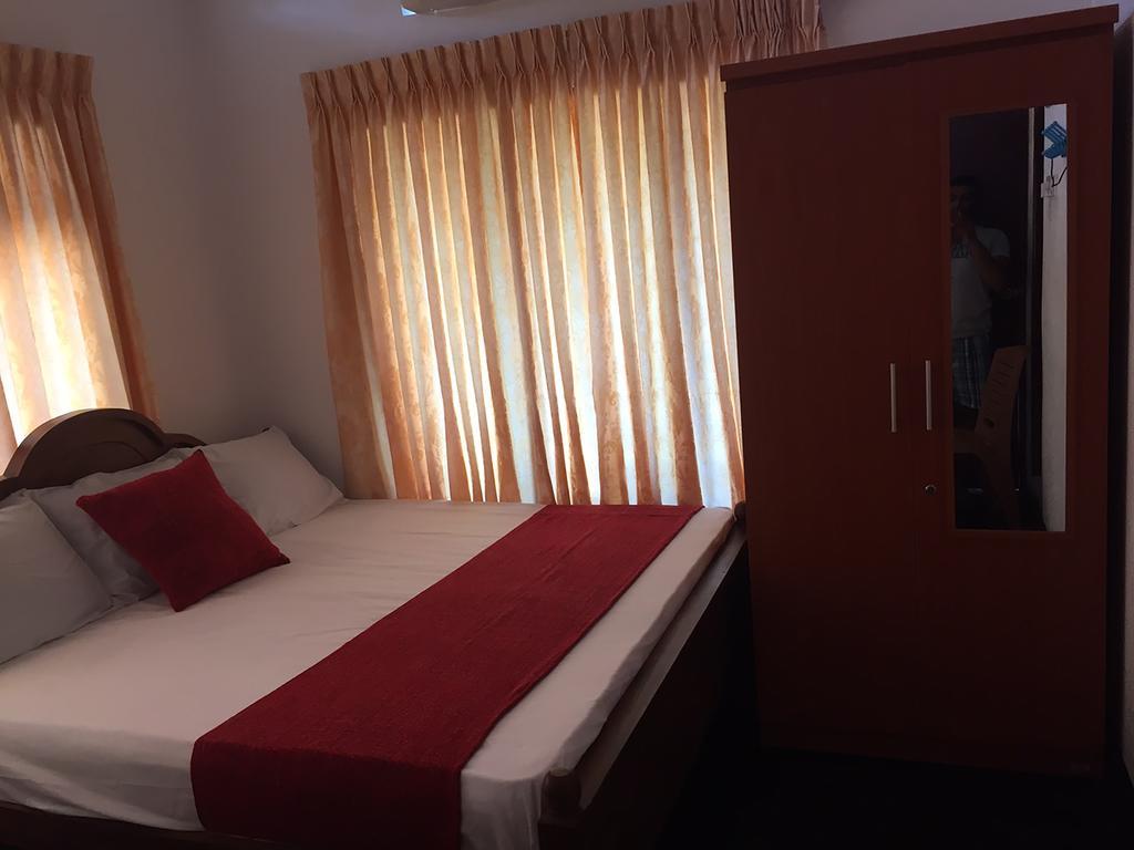 Yaarl Holiday Inn Jaffna Esterno foto