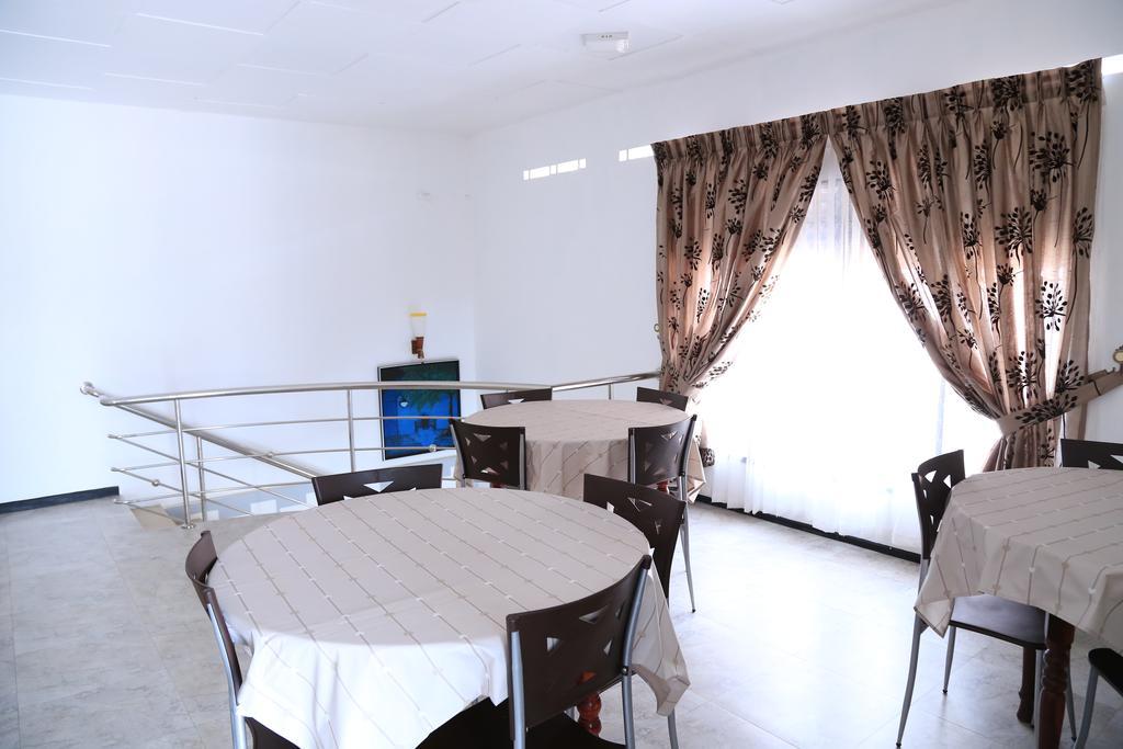 Yaarl Holiday Inn Jaffna Esterno foto