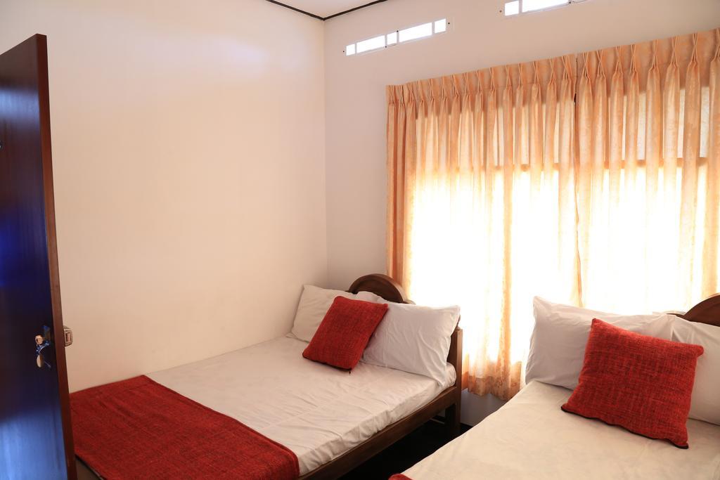 Yaarl Holiday Inn Jaffna Esterno foto