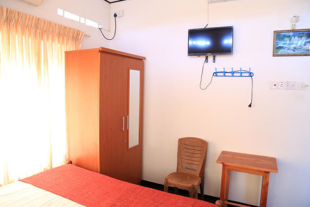 Yaarl Holiday Inn Jaffna Esterno foto