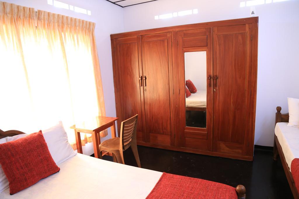 Yaarl Holiday Inn Jaffna Esterno foto
