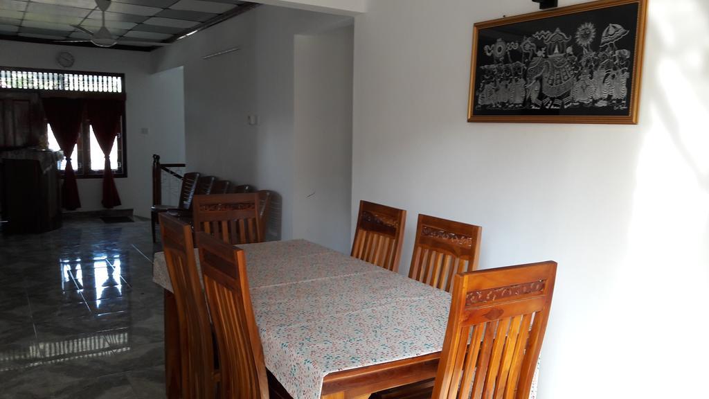 Yaarl Holiday Inn Jaffna Esterno foto