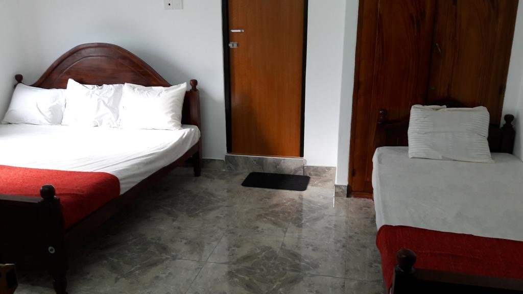 Yaarl Holiday Inn Jaffna Esterno foto