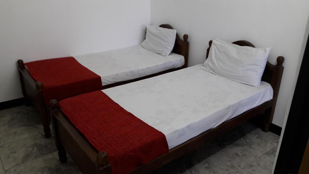 Yaarl Holiday Inn Jaffna Esterno foto